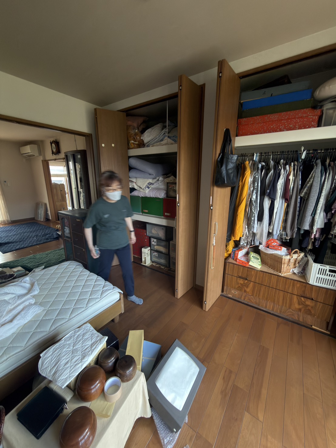 女性スタッフの細やかな仕分けと、買取・再利用で負担を軽く